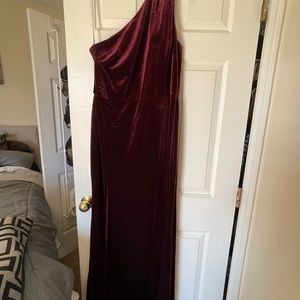bridesmaid, prom or formal wear dress with rt leg slit off left shoulder.